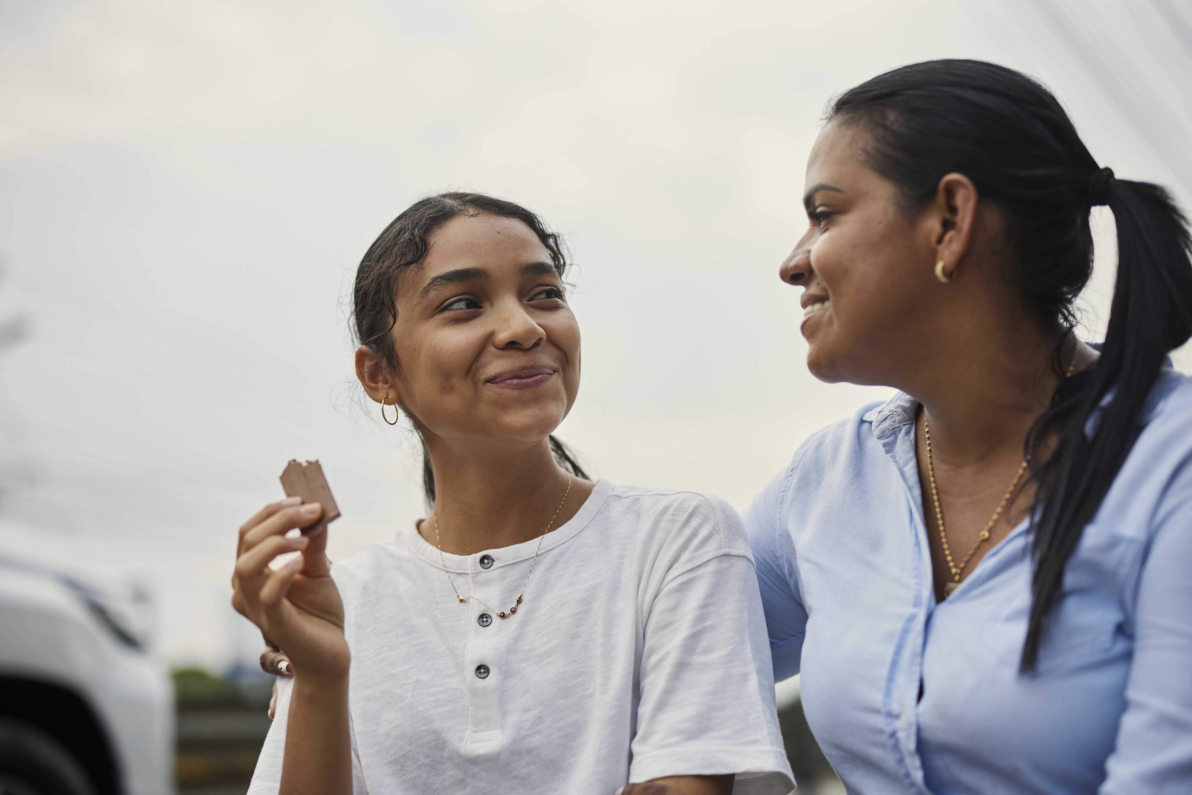 Marjorie Franco y su hija comiendo un chocolate